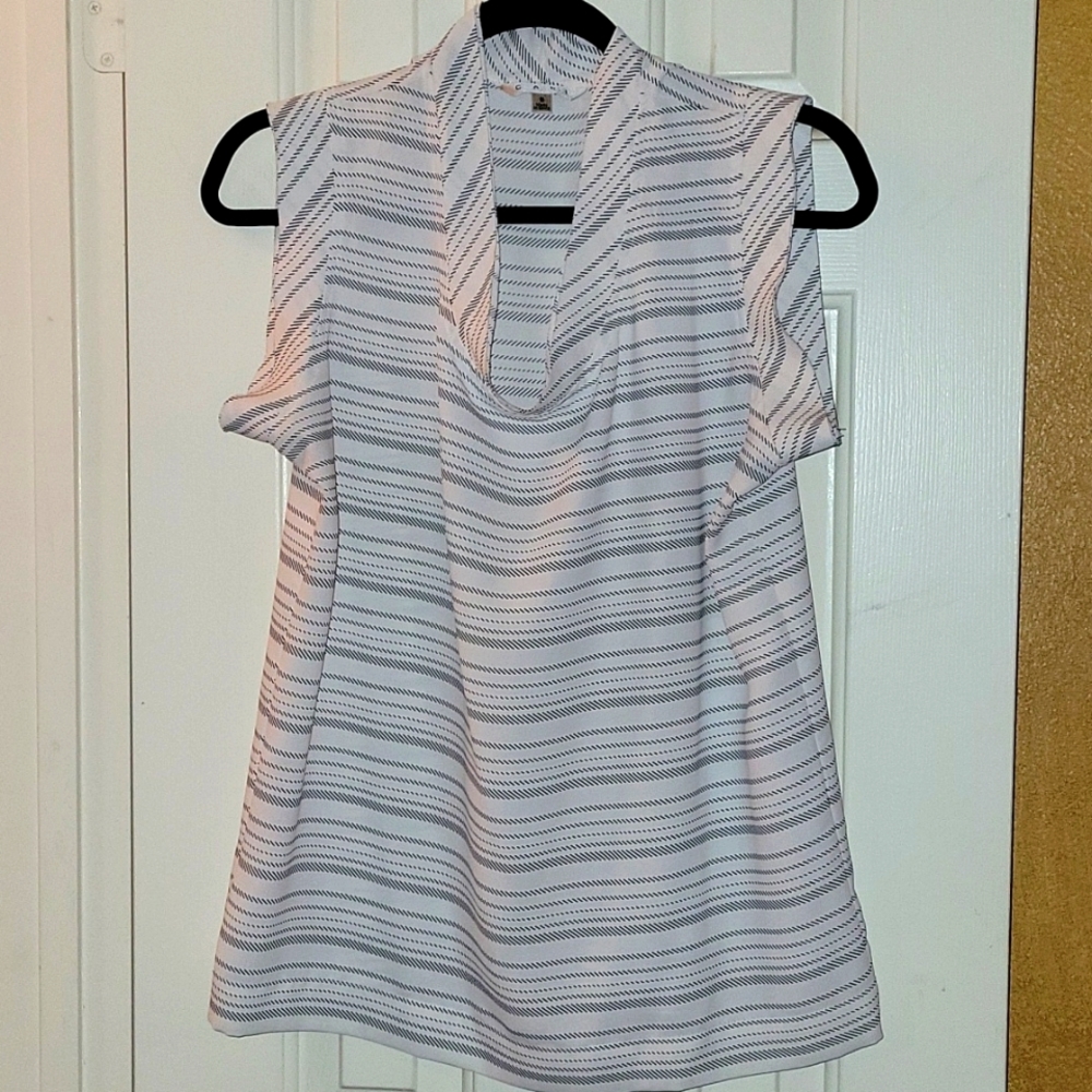 Small sleeveless top, u shape neck